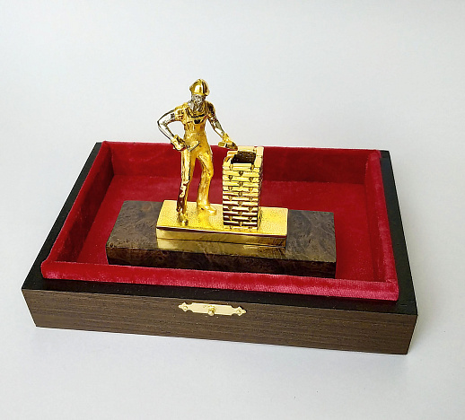 Подставка под ручку "Строитель". Позолоченная