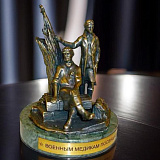 Бронзовая скульптура Военным медикам