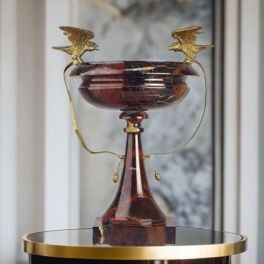 Ваза из яшмы "Соколиная охота"