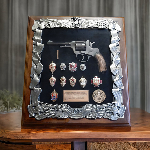 Панно ­ с револьвером Наган и знаками ФСБ