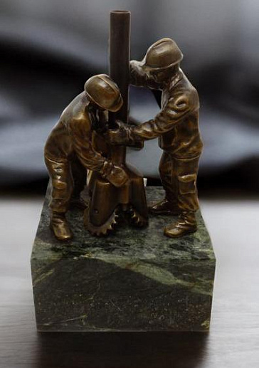 Бронзовая статуэтка Нефтяники