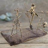 Бронзовая композиция «Балансирующая девушка с пандой»