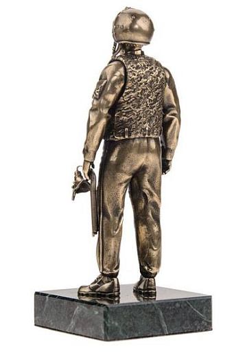 Бронзовая статуэтка «Летчик ВВС России»