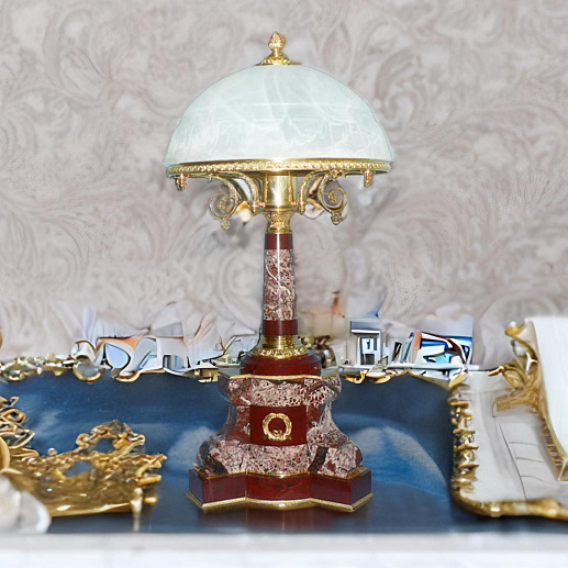 Настольная лампа из яшмы