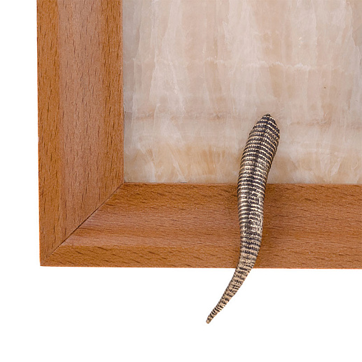 Бронзовая картина "Ящерица с камнем" из оникса