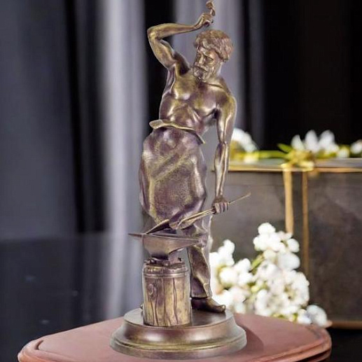 Бронзовая композиция "Кузнец" купить с доставкой Бронзовая композиция "Кузнец"