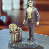 Бронзовая статуэтка "Электромонтажник"