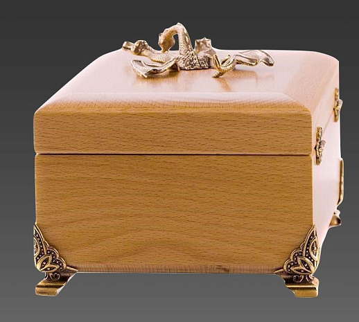 Оригинальная шкатулка из дерева