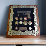 Деревянная ключни­ца с пистолетом ­ТТ и наградами СС­СР