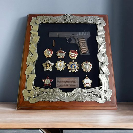Деревянная ключни­ца с пистолетом ­ТТ и наградами СС­СР