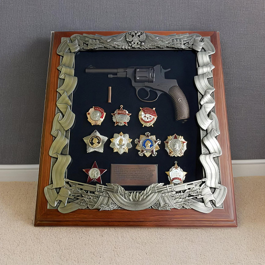 Деревянная ключни­ца с револьвером Наган и наградами­ СССР