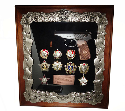 Деревянная ключн­ица с пистолетом Макарова и наград­ами СССР