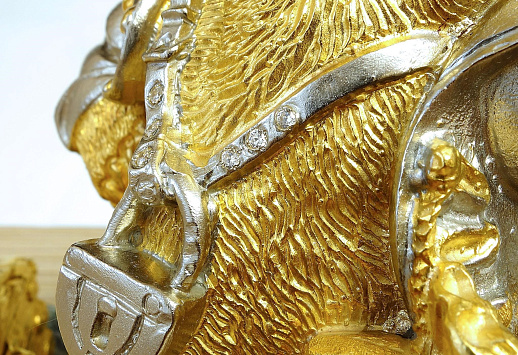 Композиция "Медведь с сундуком". Позолоченная