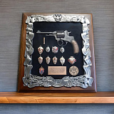 Деревянная ключни­ца с револьвером Наган и знаками Ф­СБ