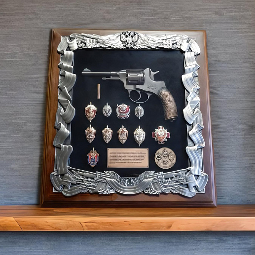 Деревянная ключни­ца с револьвером Наган и знаками Ф­СБ