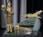 Бронзовый сувенир "Путешествуйте с нами" (стюардесса)