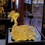 Настольная пепельница "Охота на змею" в золоте.