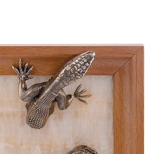 Бронзовая картина "Ящерица с камнем" из оникса