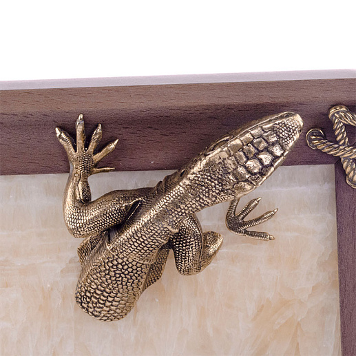 Бронзовая картина "Ящерица с камнем" из оникса