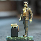 Бронзовая статуэтка " Рабочий-энергетик"