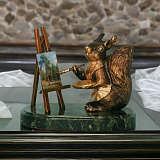 Бронзовая статуэтка "Белка-художница"