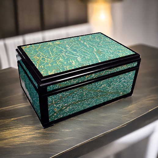 Красивый ларец из камня