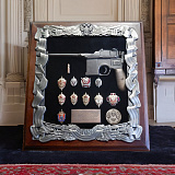 Деревянная ключни­ца с пистолетом ­Маузер и знаками ­ФСБ