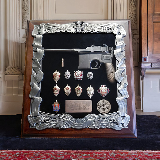 Деревянная ключни­ца с пистолетом ­Маузер и знаками ­ФСБ