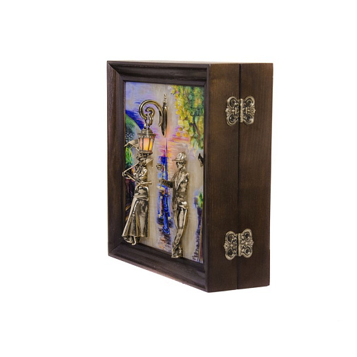 Бронзовая ключница настенная "Пара. Набережная" с подсветкой