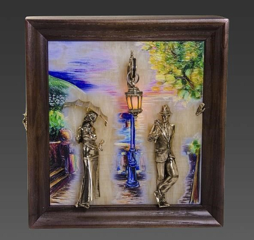 Бронзовая ключница настенная "Пара. Набережная" с подсветкой
