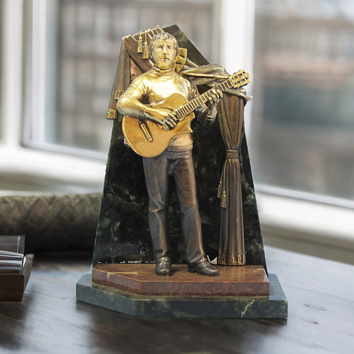 Бронзовая статуэтка "В.Высоцкий на сцене"