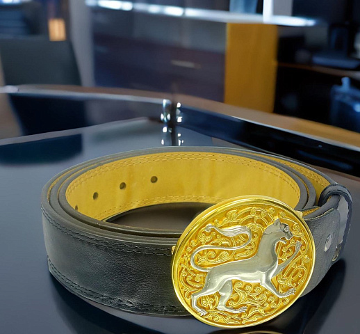 Ремень мужской из кожи "Хищница''. Позолота