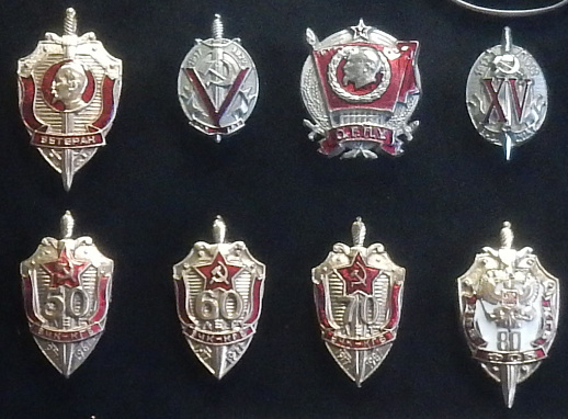 Панно ­ с револьвером Наган и знаками ФСБ