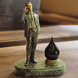 Бронзовая статуэтка "Сотрудник нефтяной промышленности"