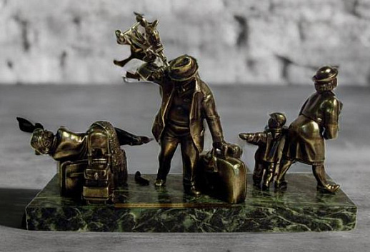 Бронзовая копия памятника Пассажиры