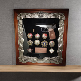 Деревянная ключн­ица с пистолетом Макарова и наград­ами СССР