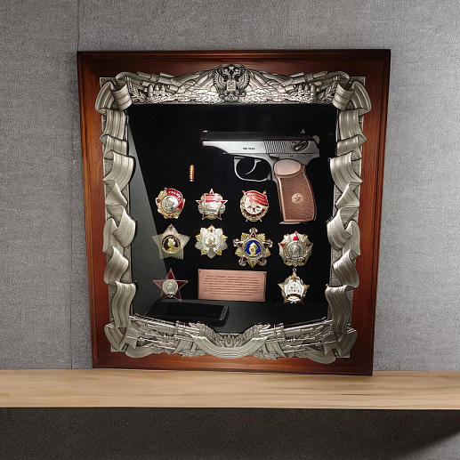Деревянная ключн­ица с пистолетом Макарова и наград­ами СССР
