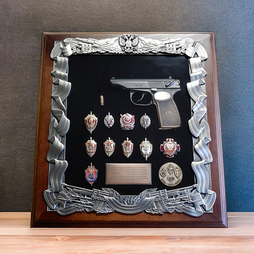 Панно с пистолетом Макарова и знаками ФС­Б