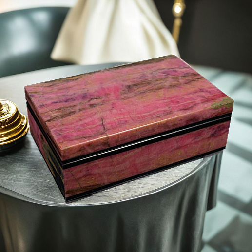 Красивая шкатулка для колец из родонита