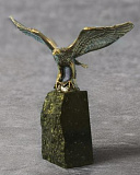 Бронзовая статуэтка "Орел на камне"