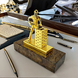 Подставка под ручку "Строитель". Позолоченная