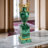 Ваза из малахита на постаменте