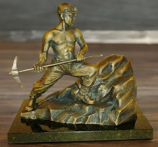 Бронзовая статуэтка Горняк (малый)