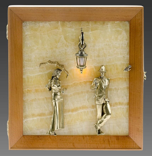 Бронзовая ключница настенная "Девушка с парнем" с подсветкой