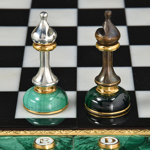 Необычные шахматы из малахита