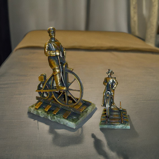 Бронзовая статуэтка ЖД смотритель на велосипеде