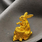 Новогодняя статуэтка "Кролик барабанщик"