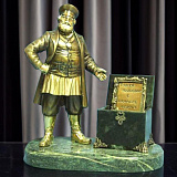 Бронзовая статуэтка "Купец с сундуком"