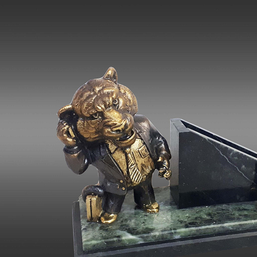 Бронзовые часы "Тигр-бизнесмен"