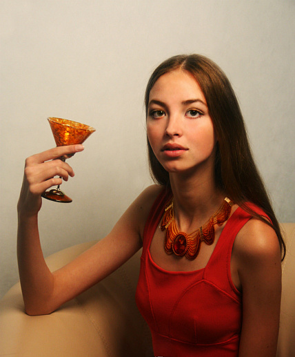 Подарочный бокал для мартини из камня (янтарь)